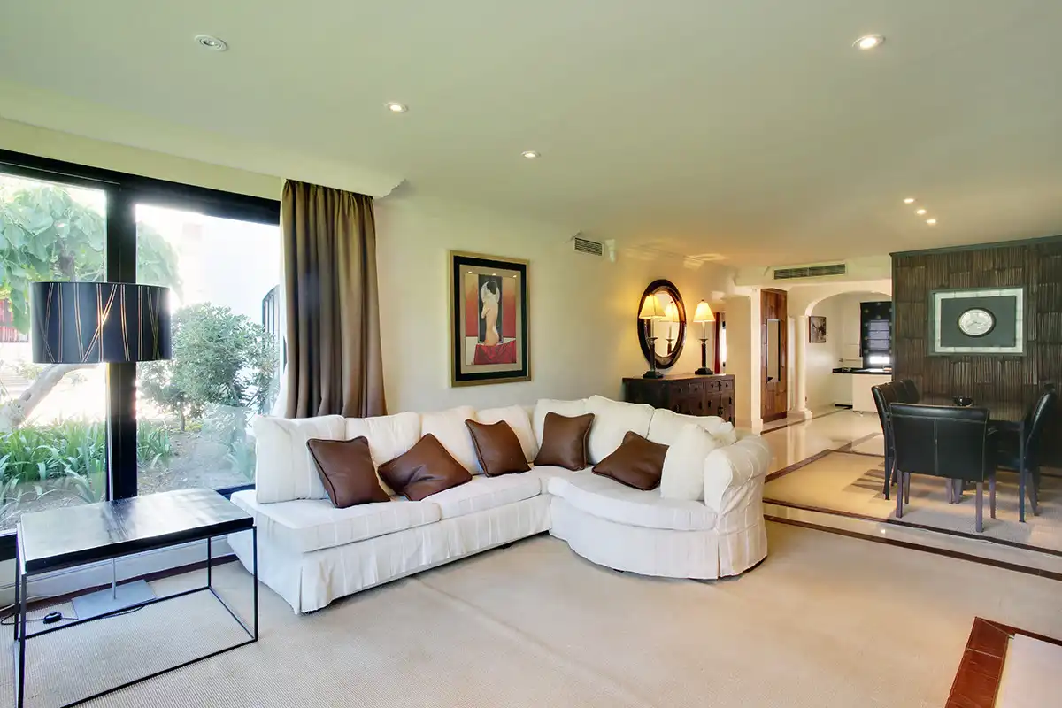 Wohnzimmer von Erdgeschoss zur Miete in Marbella mit Klimaanlage, Terrasse und Schwimmbad
