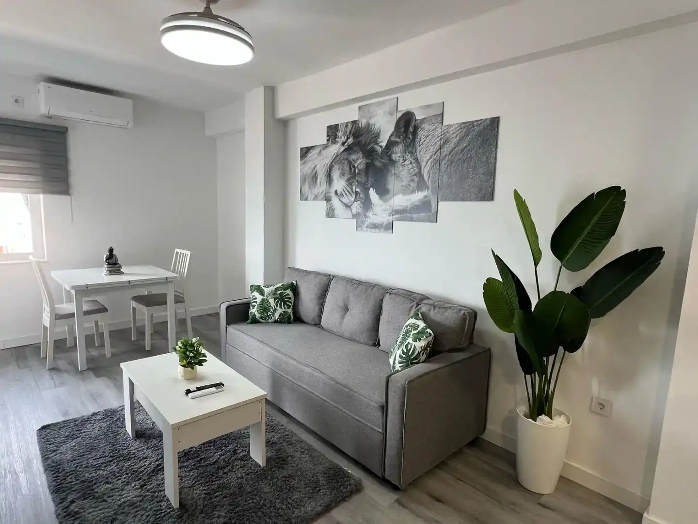 Sala d'estar de Pis de lloguer en Santa Pola amb Aire condicionat i Balcó