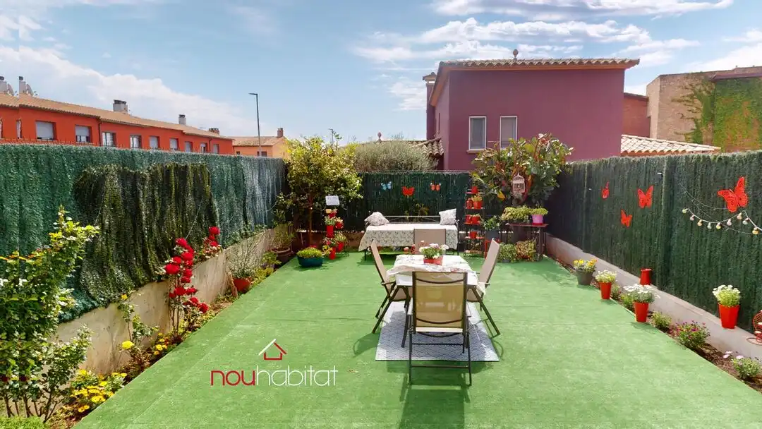 Adossat amb jardí en venda a Vall-llobrega