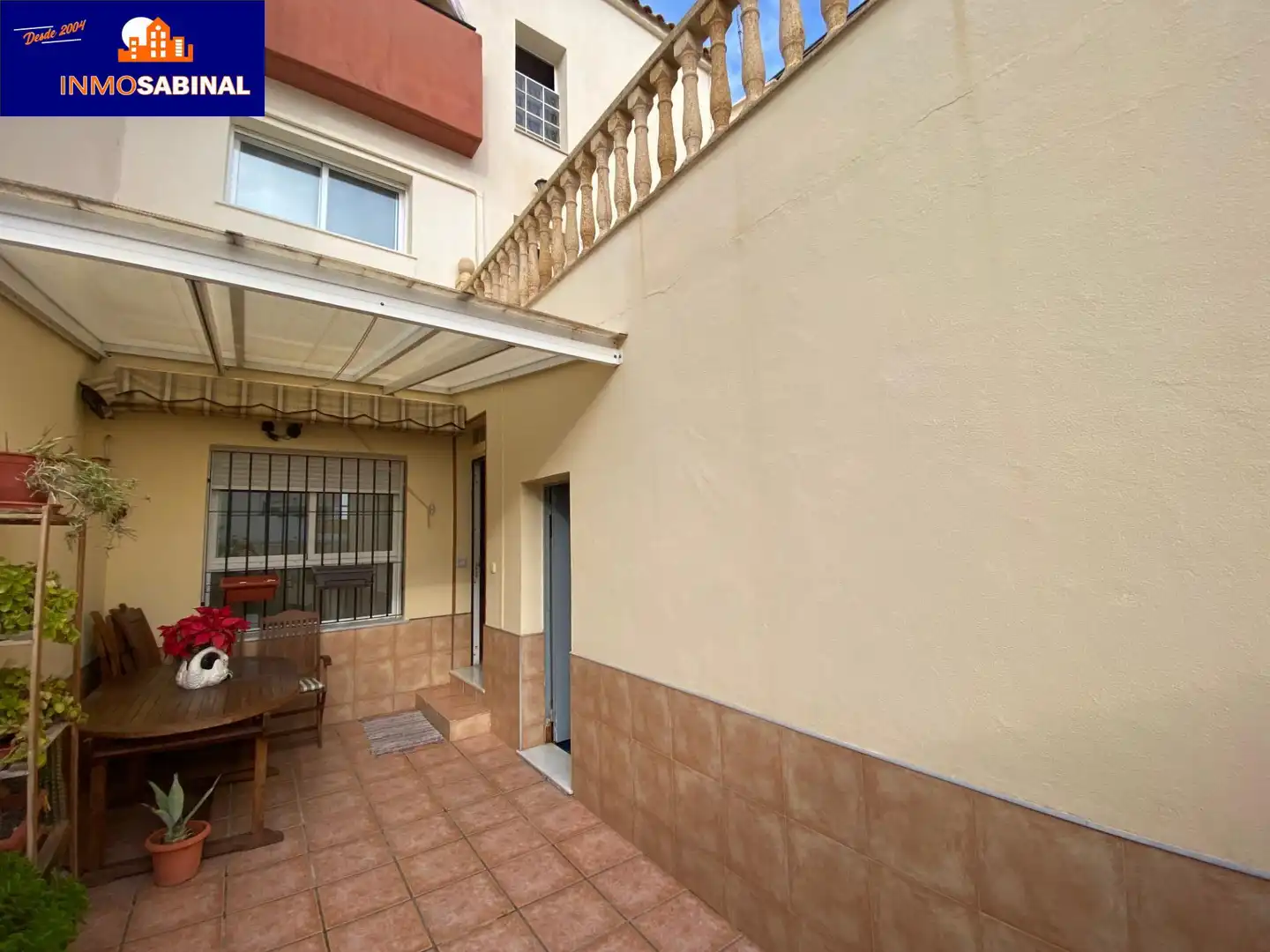 Vista exterior de Casa adosada en venda en Roquetas de Mar amb Aire condicionat, Calefacció i Terrassa