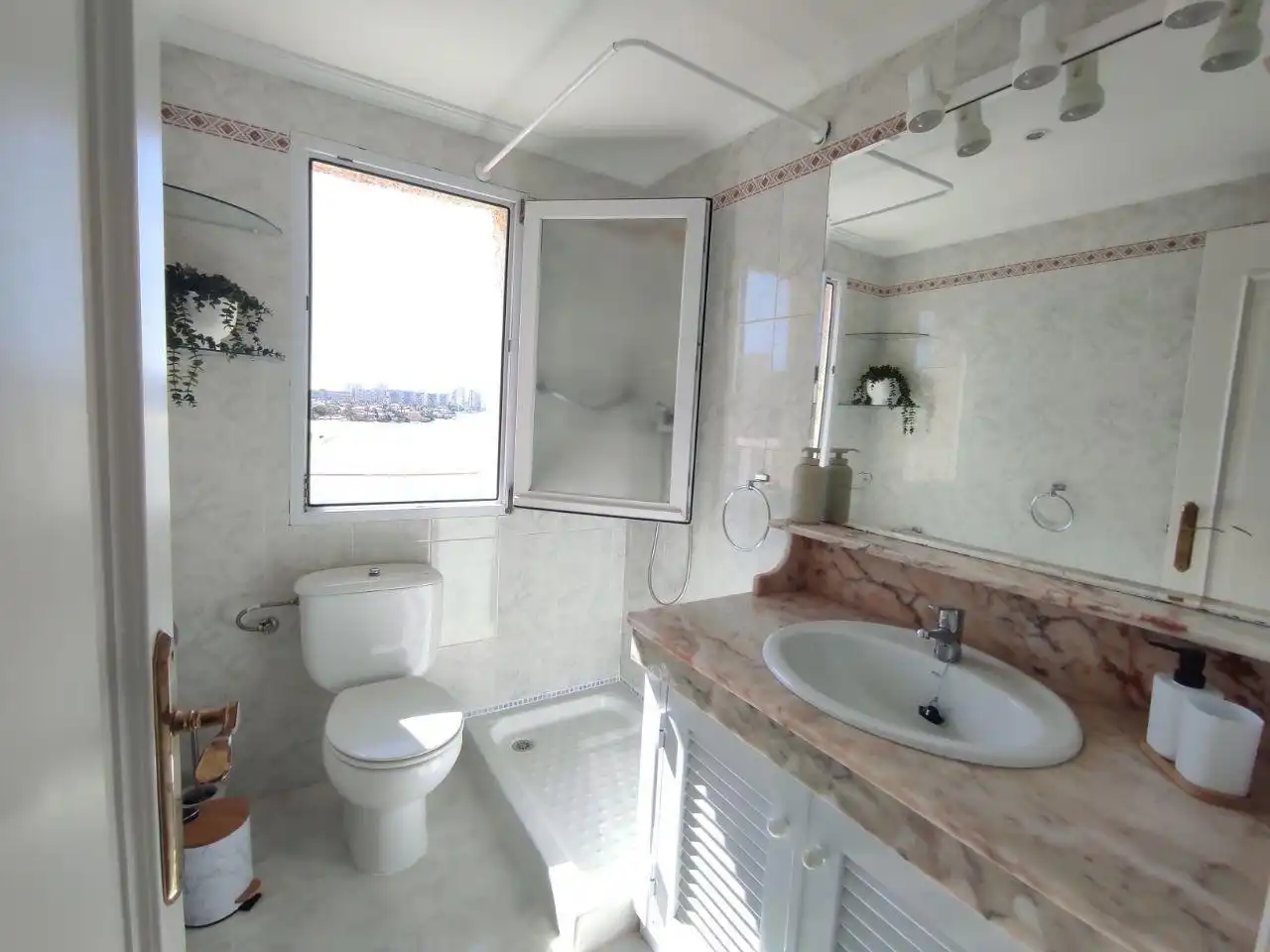 Baño de Apartamento de alquiler en La Manga del Mar Menor con Calefacción, Terraza y Piscina comunitaria