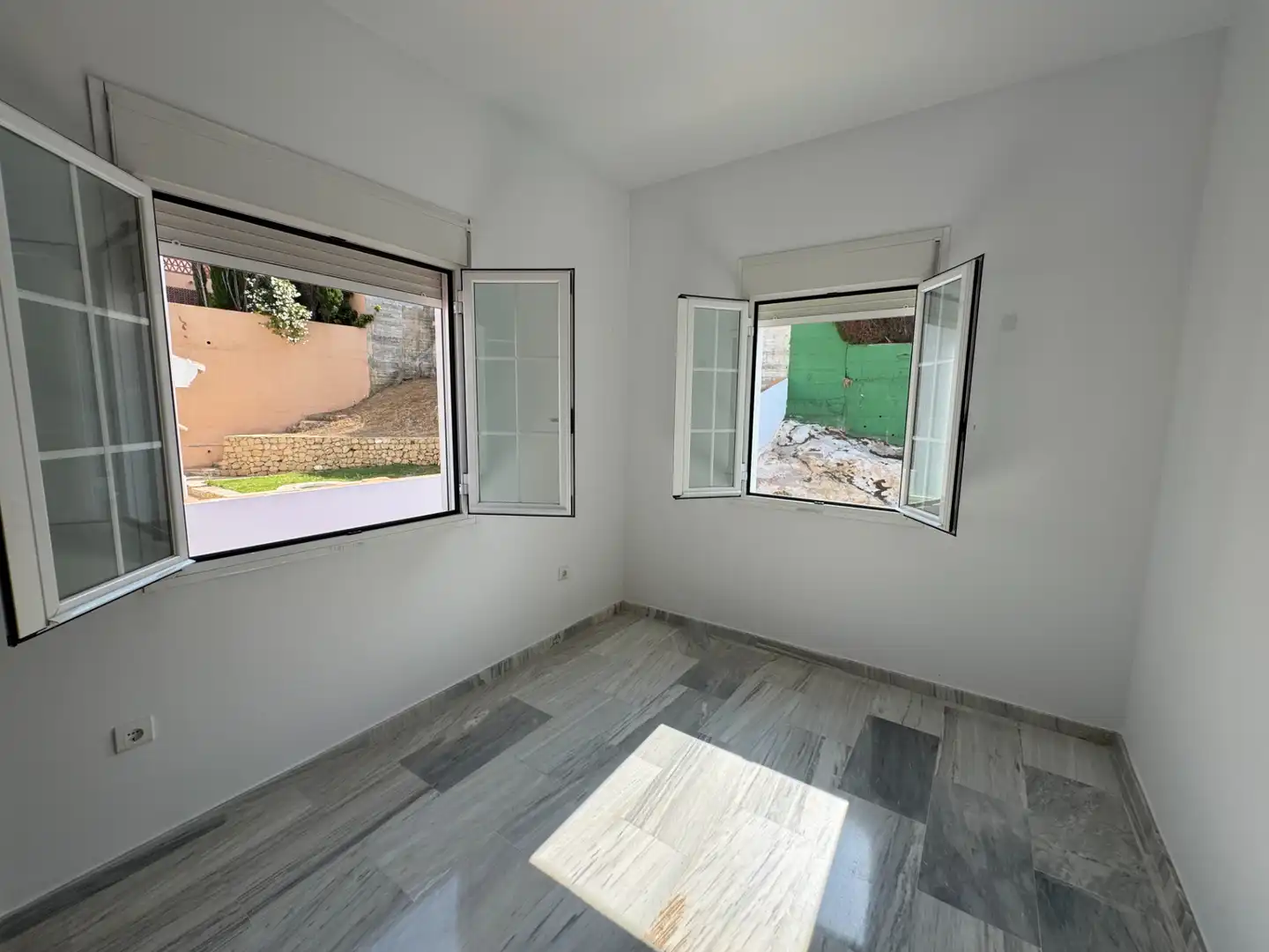 Dormitori de Casa o xalet en venda en Rincón de la Victoria amb Aire condicionat, Jardí privat i Terrassa