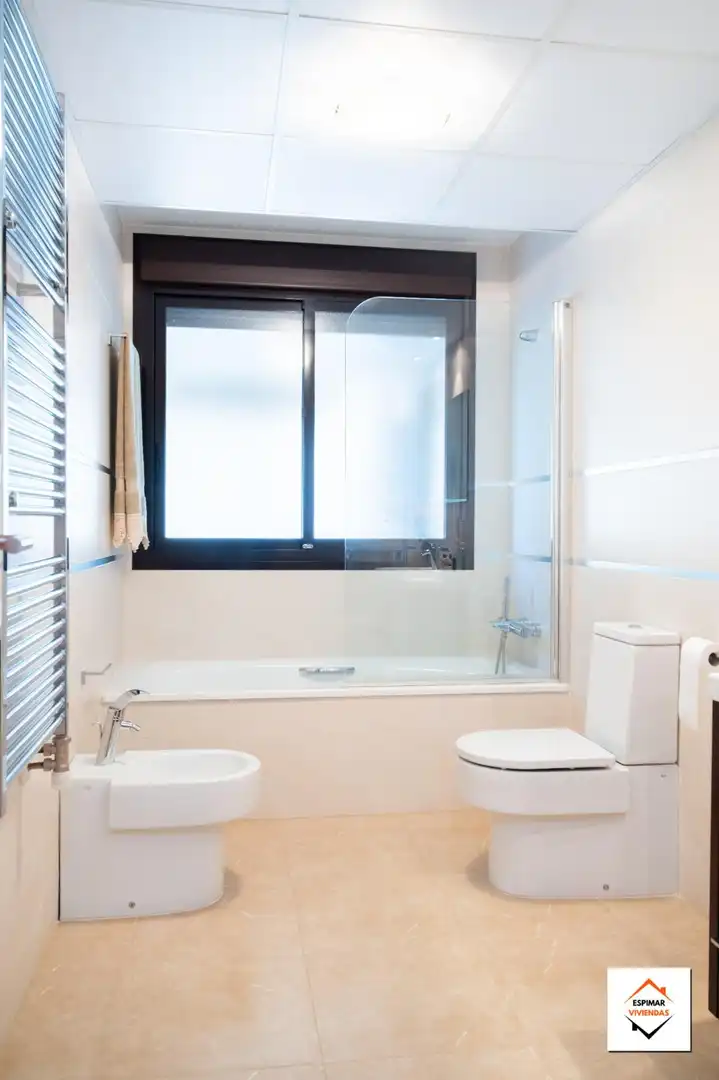 Badezimmer von Einfamilien-Reihenhaus zum Verkauf in Villanueva de Gállego mit Heizung, Privatgarten und Terrasse
