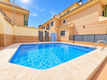 Semi-detached house with pool for sale in Pedanías Este