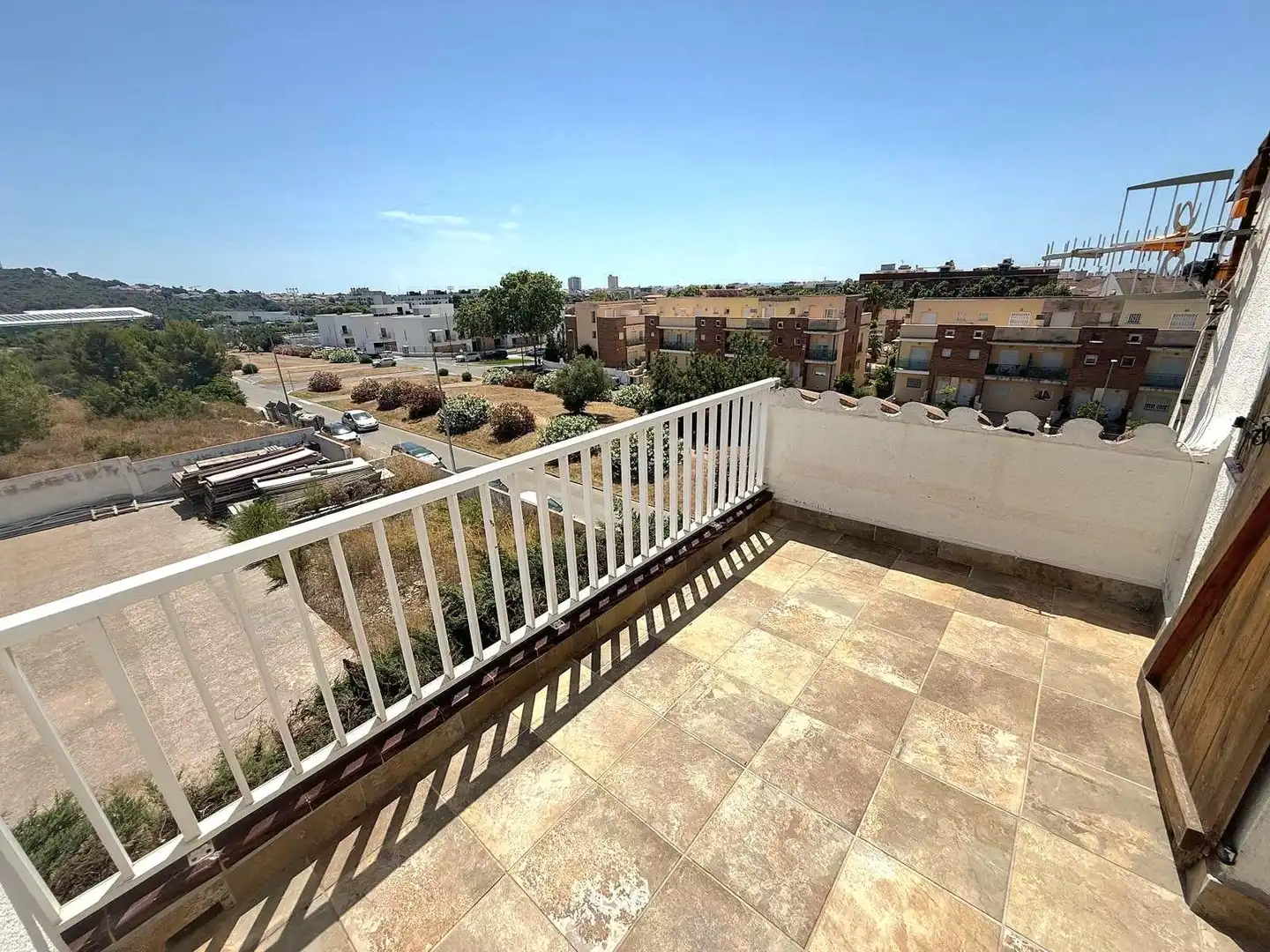 Terrasse von Einfamilien-Reihenhaus zum Verkauf in Calafell mit Privatgarten, Terrasse und Abstellraum
