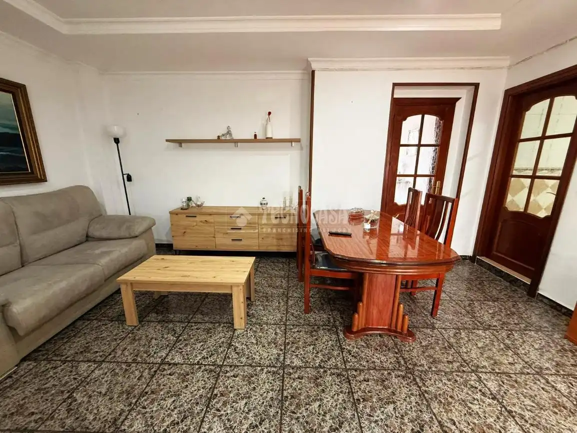 Sala d'estar de Casa adosada en venda en Málaga amb Jardí privat