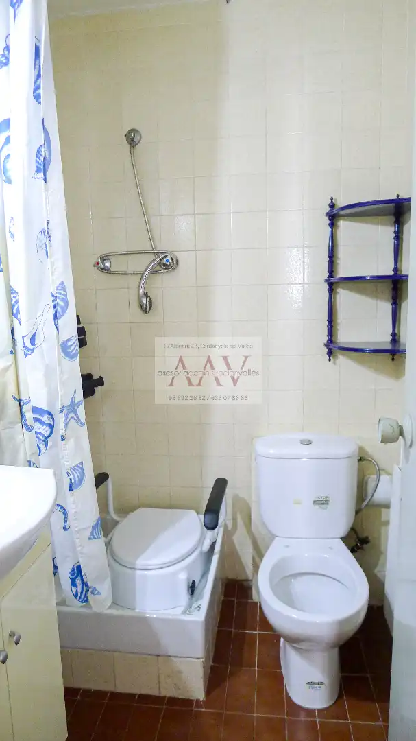 Badezimmer von Wohnung zum Verkauf in Cerdanyola del Vallès mit Klimaanlage, Heizung und Balkon
