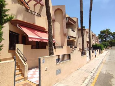 Casa amb piscina en venda a Calle Júpiter