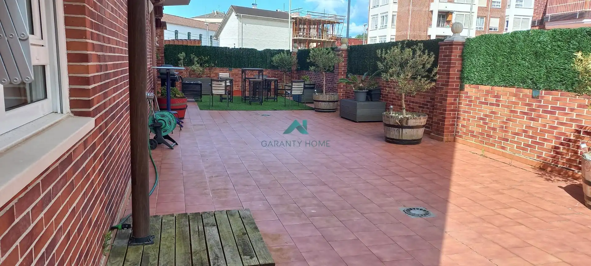 Terrasse von Erdgeschoss zum Verkauf in Santoña mit Heizung und Privatgarten
