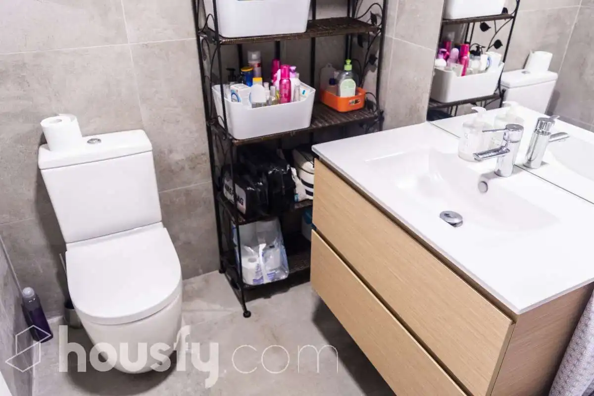 Bathroom of Flat for sale in Móstoles  with Air Conditioner, Terrace and Storage room