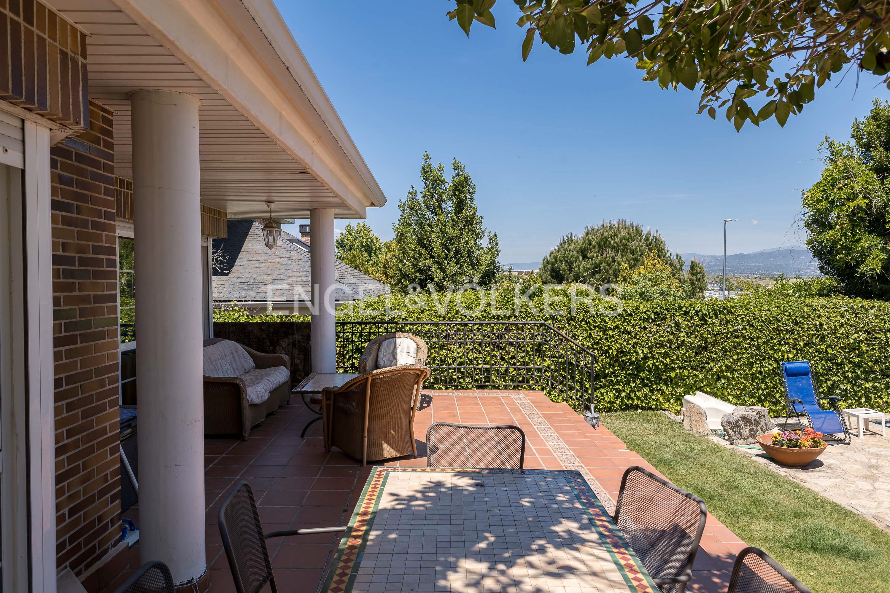 Terrassa de Casa o xalet en venda en Las Rozas de Madrid amb Calefacció, Jardí privat i Terrassa