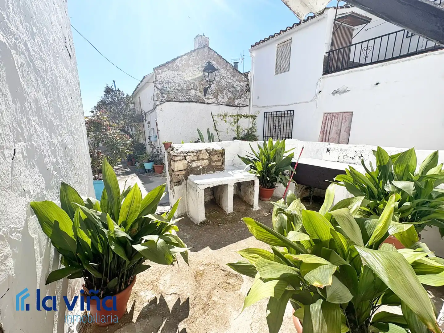 Vista exterior de Casa o xalet en venda en Iznájar amb Jardí privat i Traster