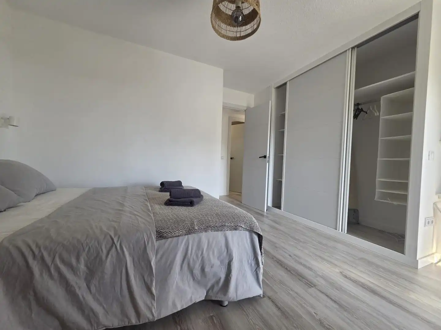 Habitación de Piso de alquiler en Benalmádena con Terraza y Piscina comunitaria
