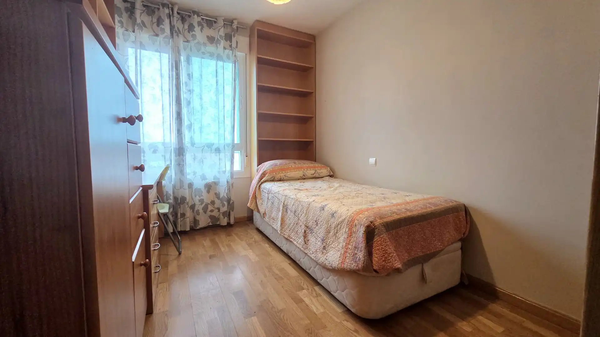 Schlafzimmer von Dachboden zum Verkauf in Fuenlabrada mit Klimaanlage, Heizung und Privatgarten