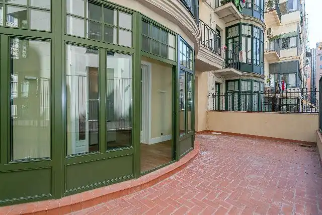 Vista exterior de Piso en venta en Barcelona con Aire acondicionado, Calefacción y Parquet