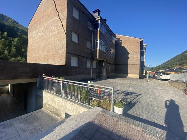 Vista exterior de Local en venda en Degaña