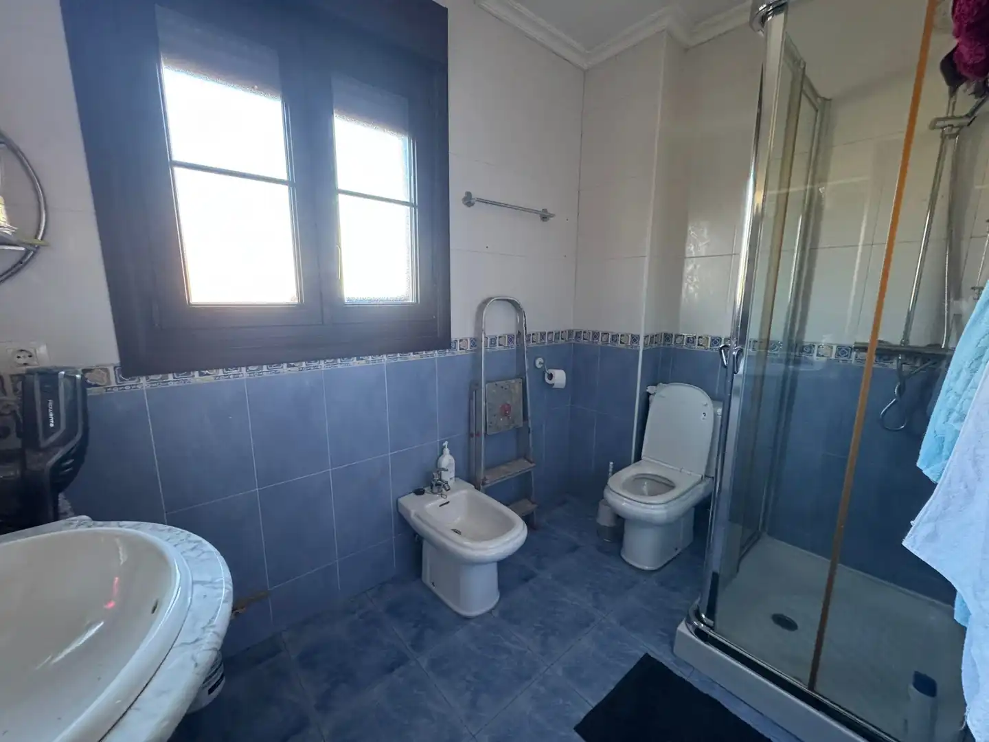 Badezimmer von Einfamilien-Reihenhaus zum Verkauf in Polanco mit Heizung, Privatgarten und Terrasse