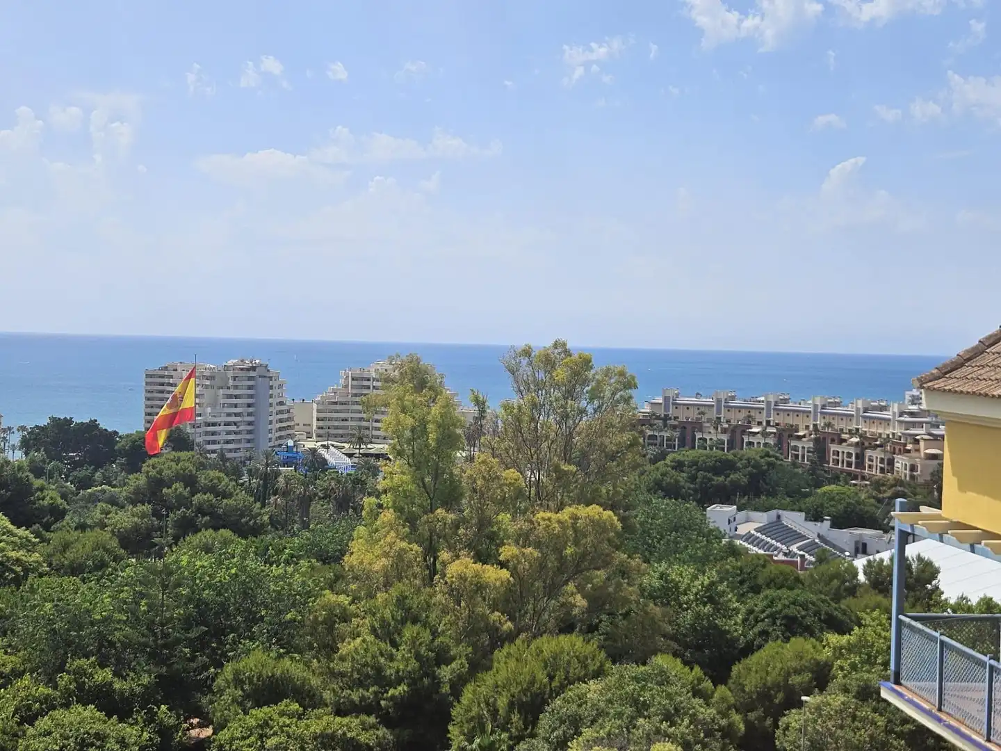 Vista exterior de Àtic en venda en Benalmádena amb Aire condicionat, Jardí privat i Terrassa