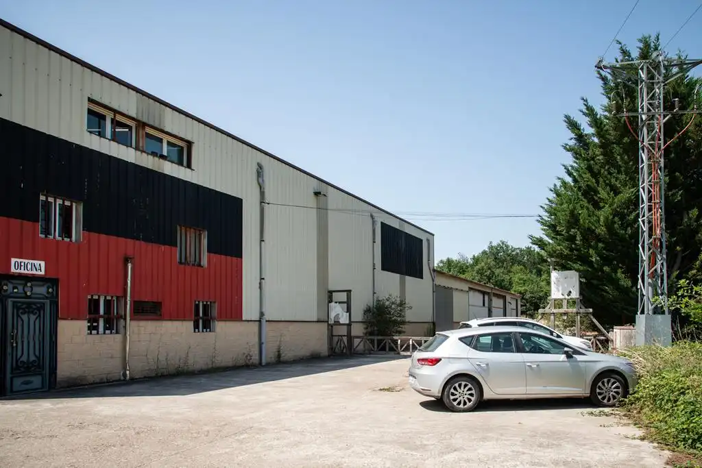 Außenansicht von Fabrikhallen zum Verkauf in Barrundia