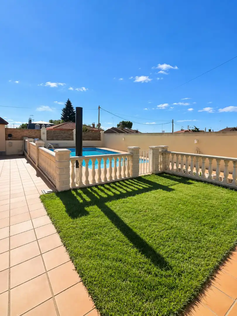 Casa bifamiliare con piscina in vendita a Villa del Prado, imagen 5
