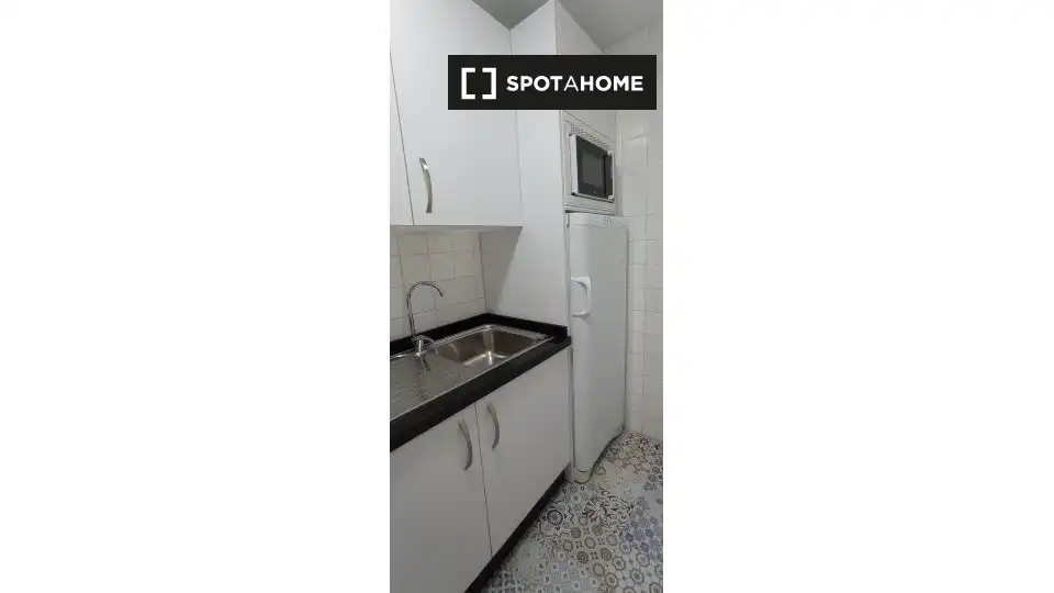 Cuina de Pis de lloguer en Sevilla amb Aire condicionat, Calefacció i Moblat