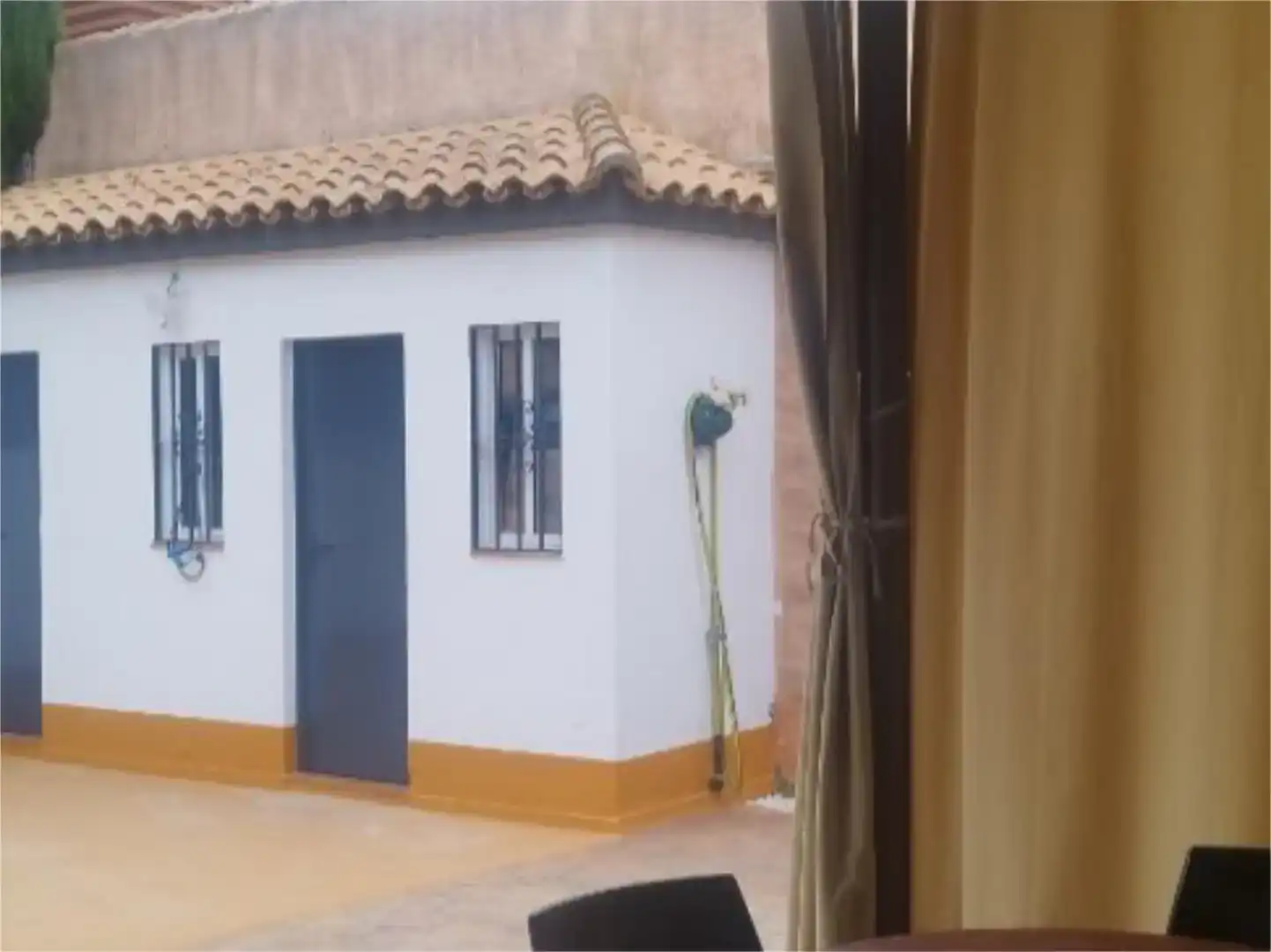 Vista exterior de Casa o chalet para compartir en Montequinto con Jardín privado y Amueblado
