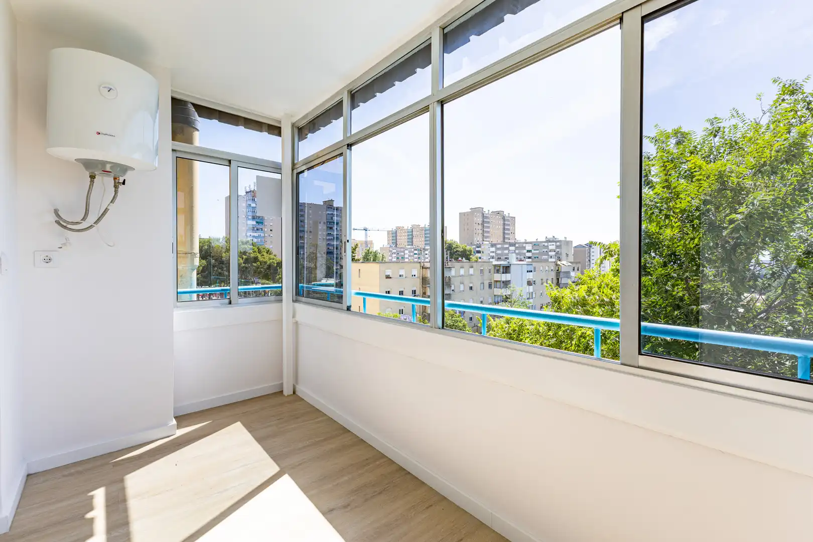 Terraza de Piso en venta en Badia del Vallès con Horno, Balcón y Alarma
