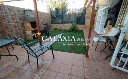 Jardí de Casa adosada en venda en Yuncos amb Aire condicionat i Terrassa