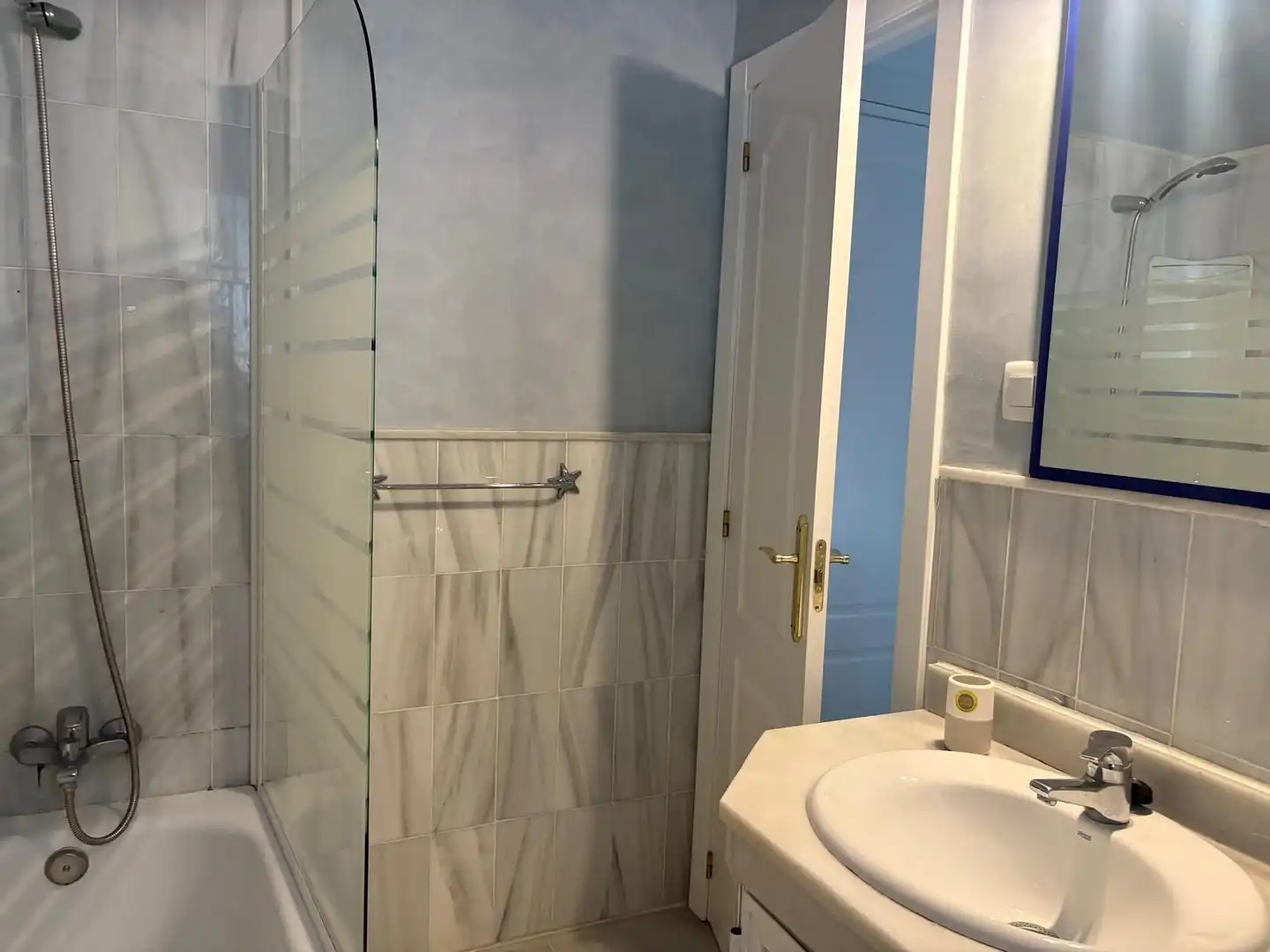 Badezimmer von Einfamilien-Reihenhaus zum Verkauf in El Portil mit Heizung, Terrasse und Möbliert
