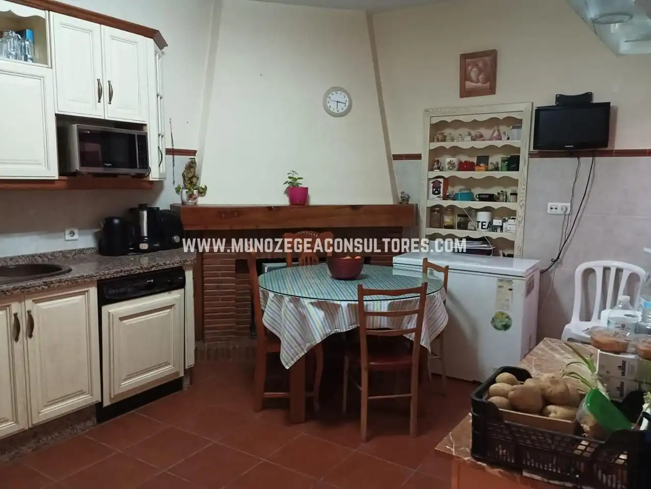 Küche von Wohnung zum Verkauf in Lucena mit Klimaanlage, Terrasse und Abstellraum