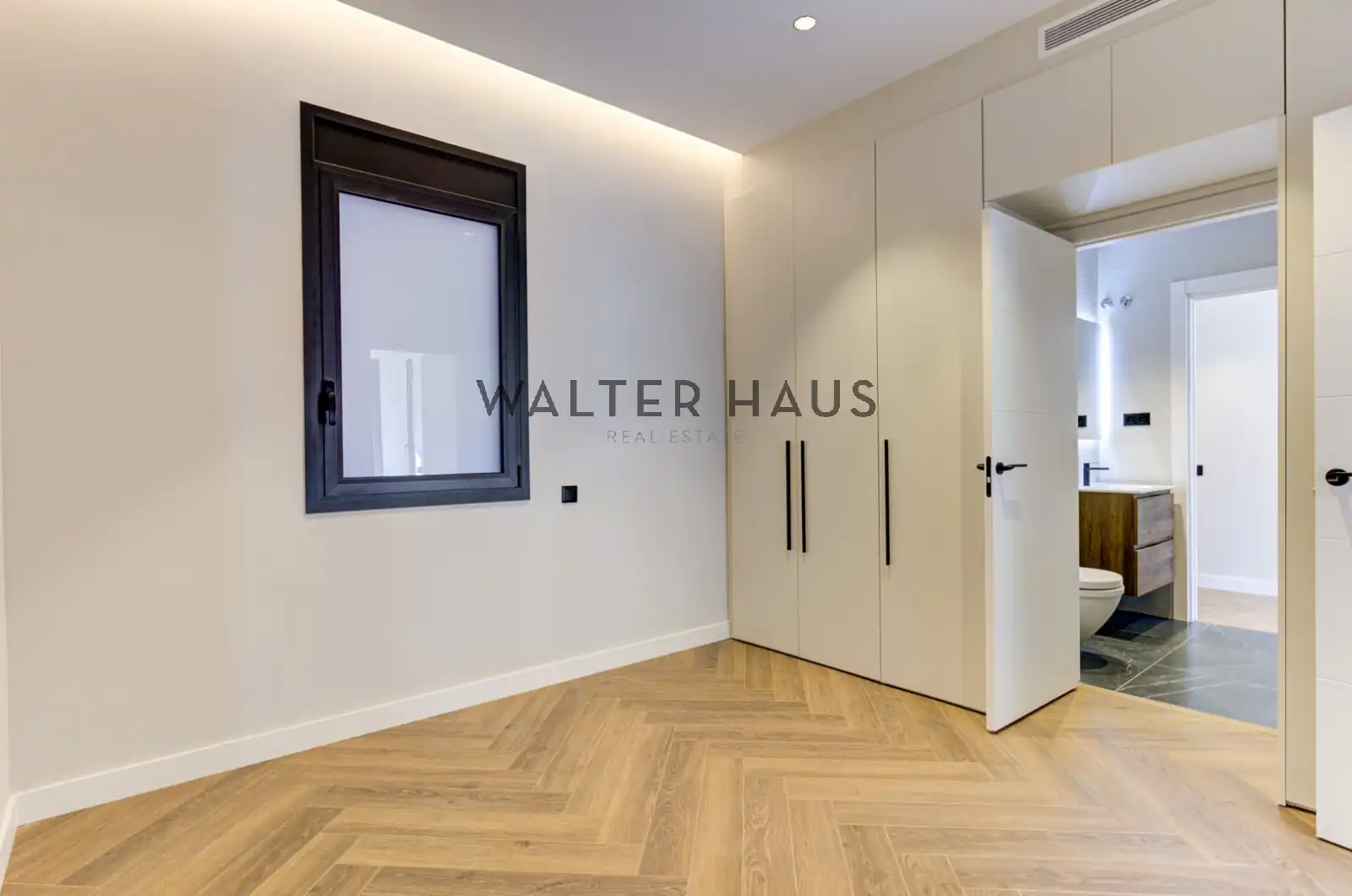 Flat for sale in Barcelona  with Air Conditioner, Heating and Oven
