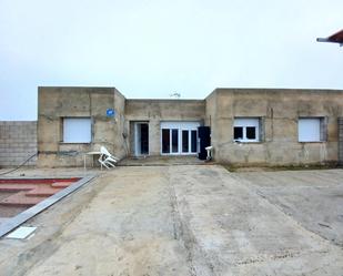 Vista exterior de Finca rústica en venda en Sanlúcar la Mayor amb Aire condicionat i Piscina