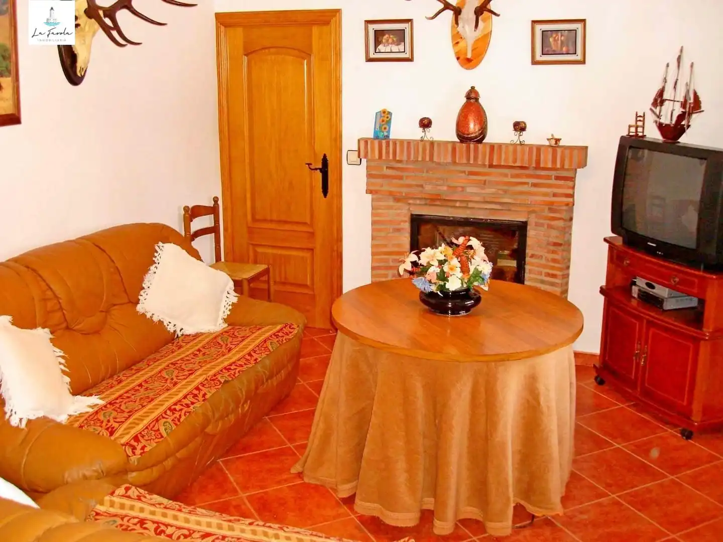 Sala d'estar de Casa o xalet en venda en Villanueva del Trabuco amb Jardí privat, Traster i Moblat