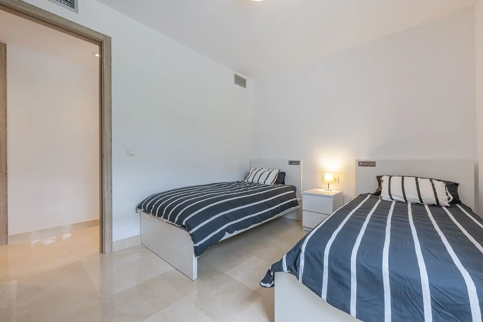 Habitación de Dúplex en venta en Benahavís con Aire acondicionado, Terraza y Trastero