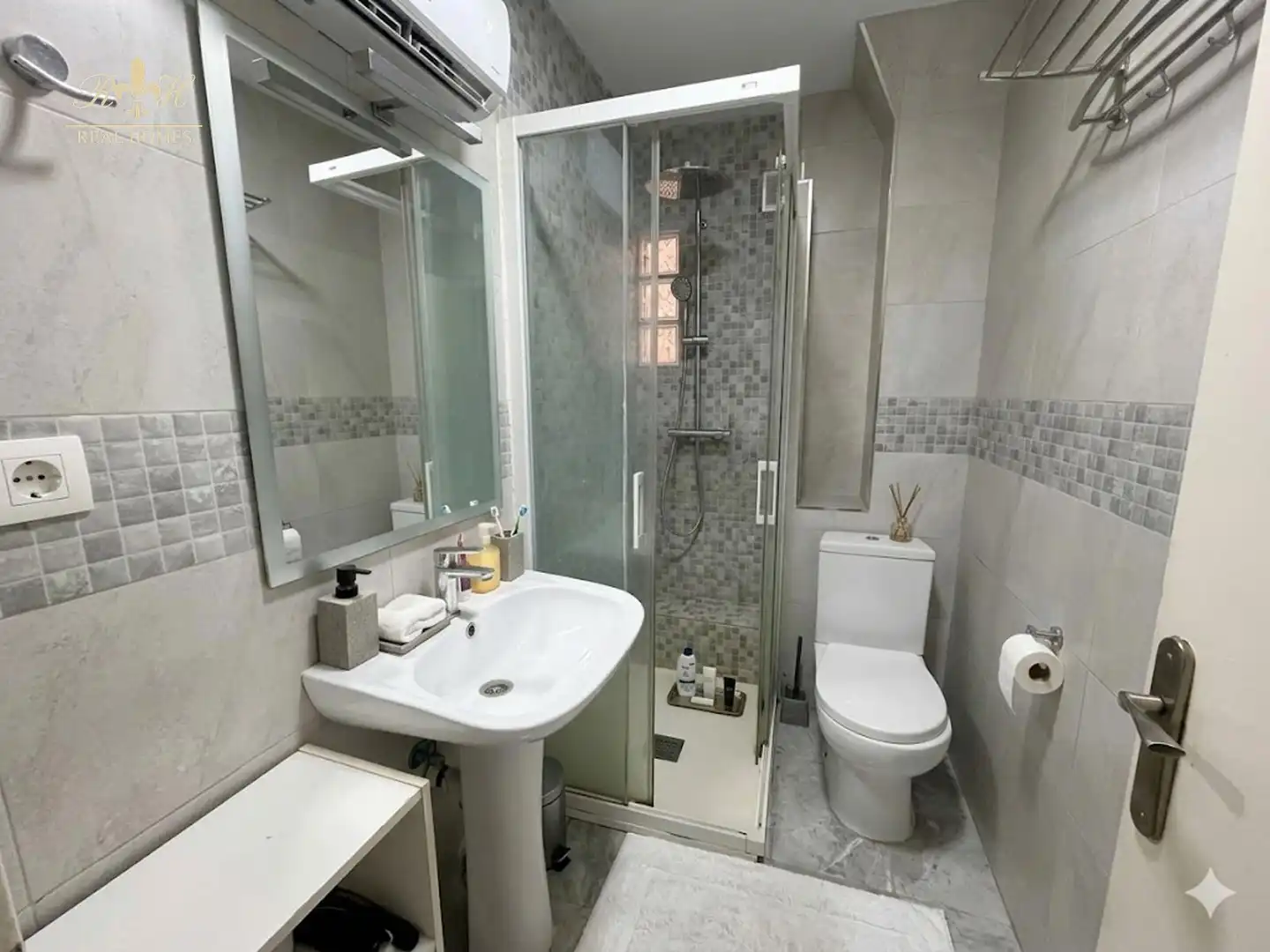 Bathroom of Flat for sale in Benidorm  with Air Conditioner