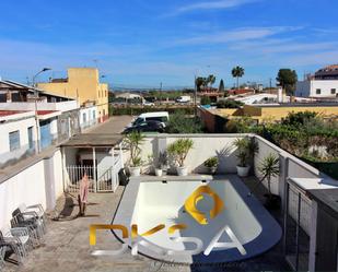 Vista exterior de Casa o xalet en venda en Castellón de la Plana / Castelló de la Plana amb Aire condicionat, Terrassa i Piscina