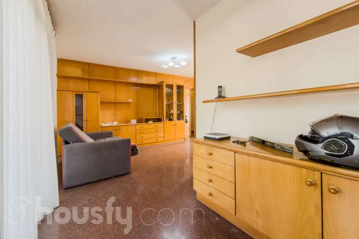 Sala d'estar de Casa o xalet en venda en Barcelona amb Jardí privat, Terrassa i Traster