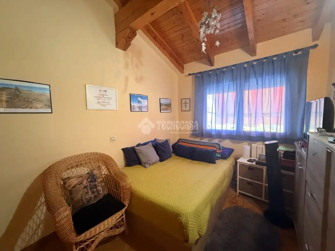 Schlafzimmer von Einfamilien-Reihenhaus zum Verkauf in Torrejón del Rey mit Klimaanlage, Heizung und Privatgarten