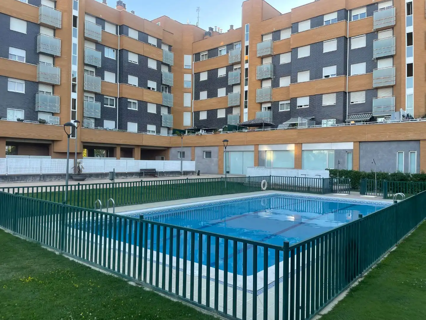Piscina de Pis en venda en  Logroño amb Balcó