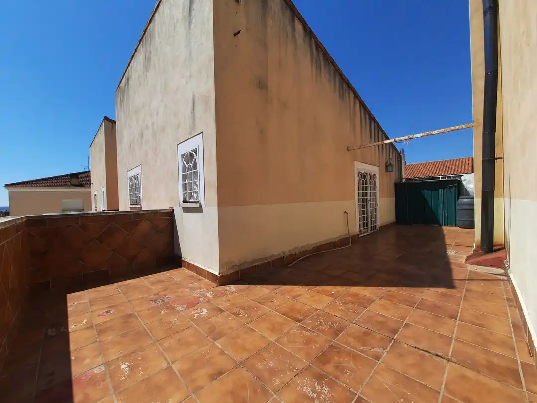 Außenansicht von Einfamilien-Reihenhaus zum Verkauf in Escalona mit Klimaanlage, Heizung und Terrasse