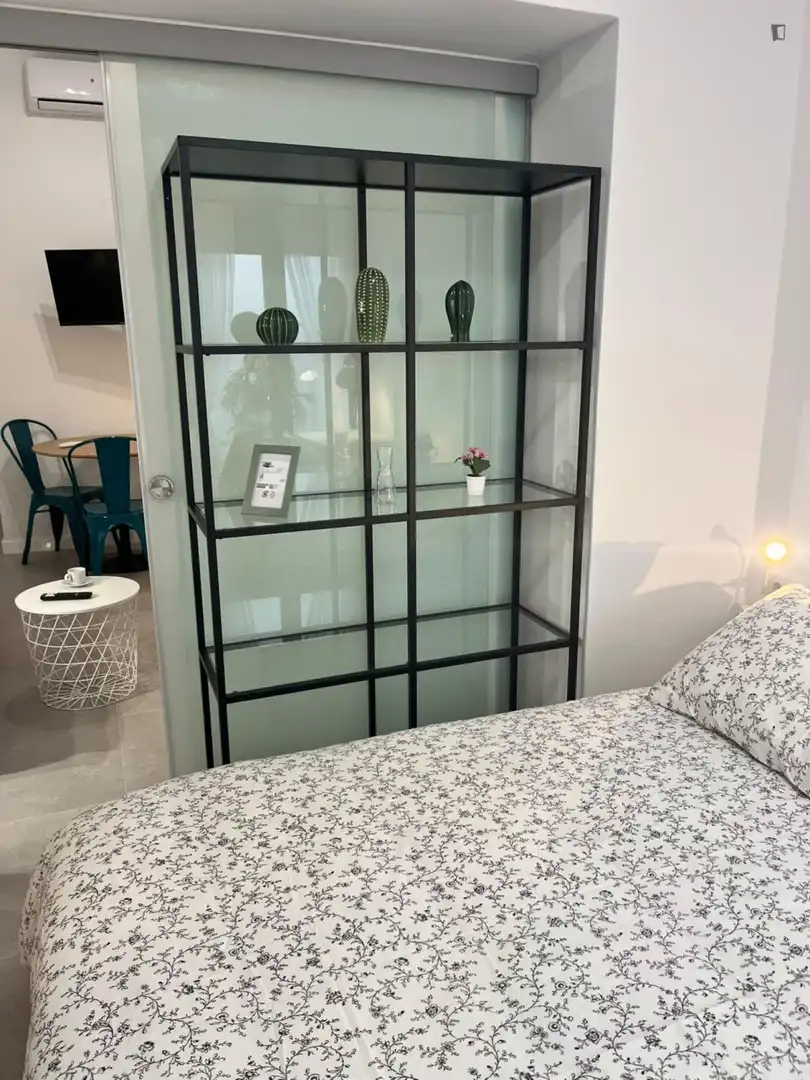 Dormitori de Apartament de lloguer en Valencia amb Aire condicionat, Moblat i Forn
