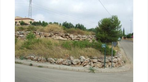 Parcela de 1865 m. Con toma de agua y luz eléctrica. Desmonte realizado en tres niveles con camino de acceso ya practicado. Ubicad