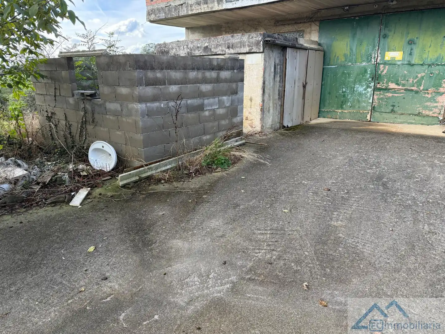 Parking of Industrial buildings for sale in Riotuerto