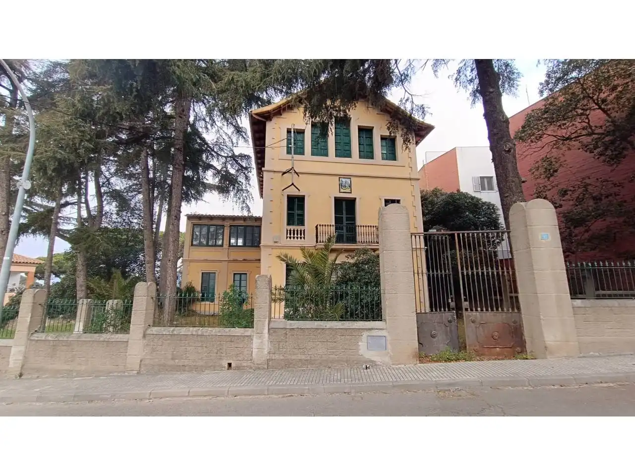 Vista exterior de Casa o xalet en venda en Martorelles amb Jardí privat, Terrassa i Alarma