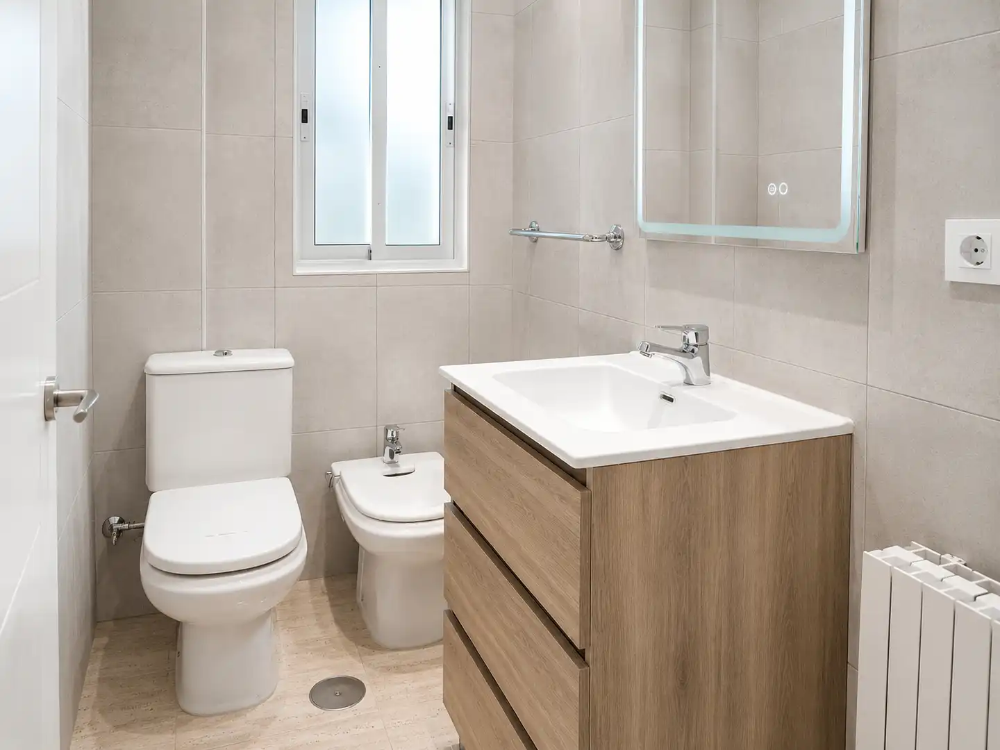 Bathroom of Flat for sale in Madrid  with Heating, Oven and Washing machine