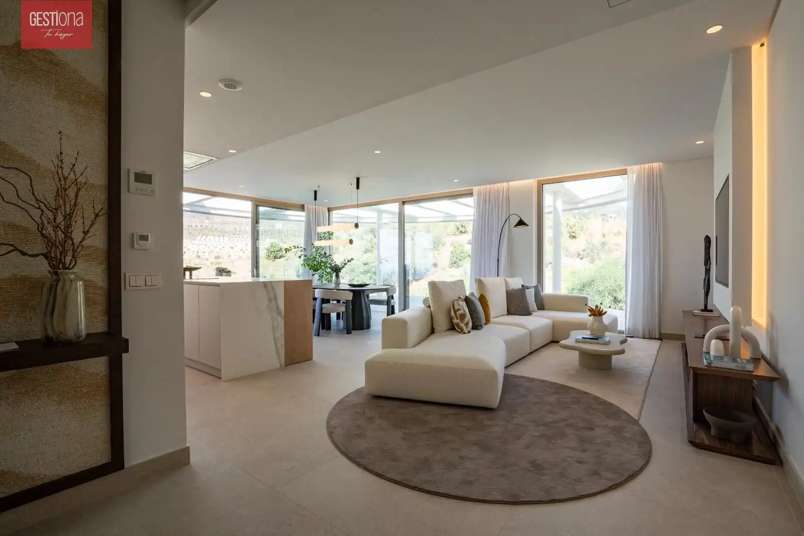 Wohnzimmer von Dachboden zum Verkauf in Benahavís mit Klimaanlage, Heizung und Privatgarten