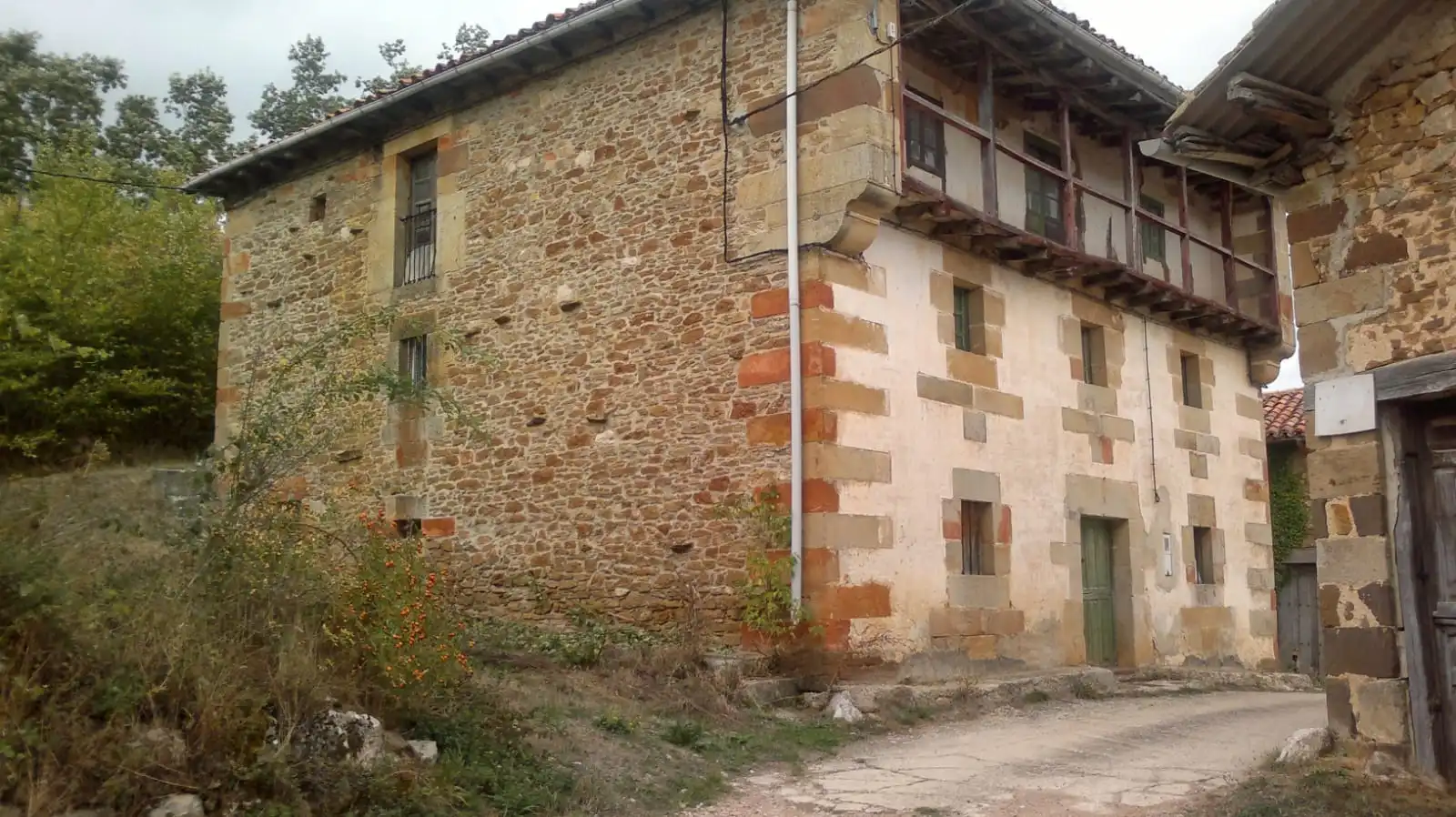 Vista exterior de Casa o xalet en venda en Valle de Manzanedo amb Jardí privat, Moblat i Balcó
