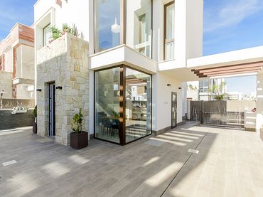 House with pool for sale in Rojales