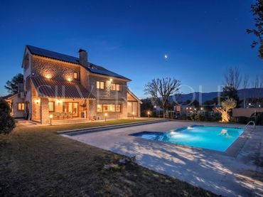 Casa con piscina en venta en Pallejà