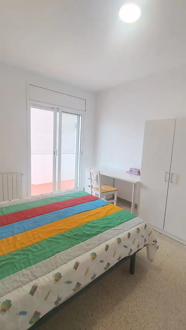 Schlafzimmer von Dachboden zum Verkauf in Girona mit Heizung und Möbliert